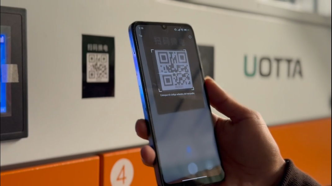 Celular escaneando el código QR de una estación de baterías